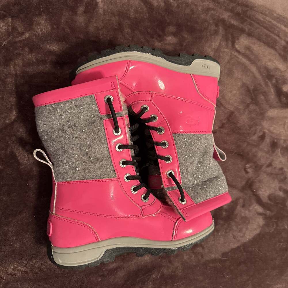 UGG - Picture 2 of 8